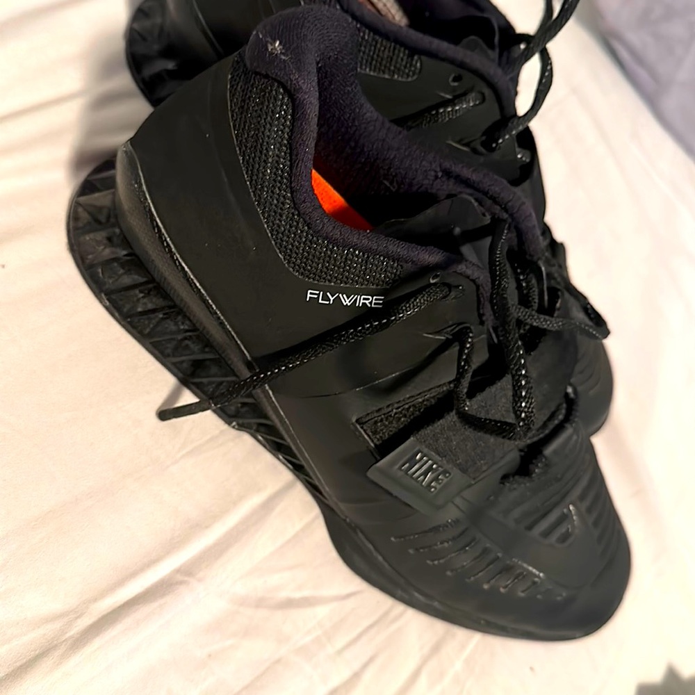 Nike lifting shoes. Men’s size 7.5. Wore only couple times. Great condition.